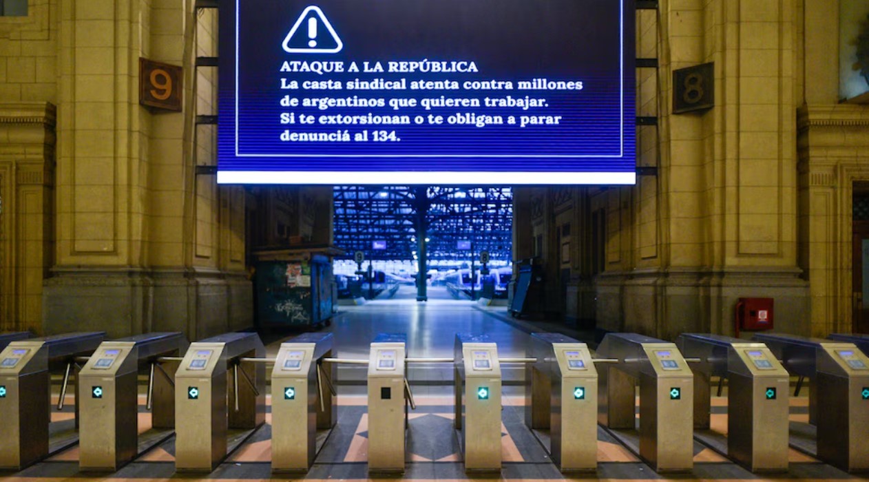 “Ataque a la República”, el mensaje del Gobierno nacional en las estaciones de trenes | Información General