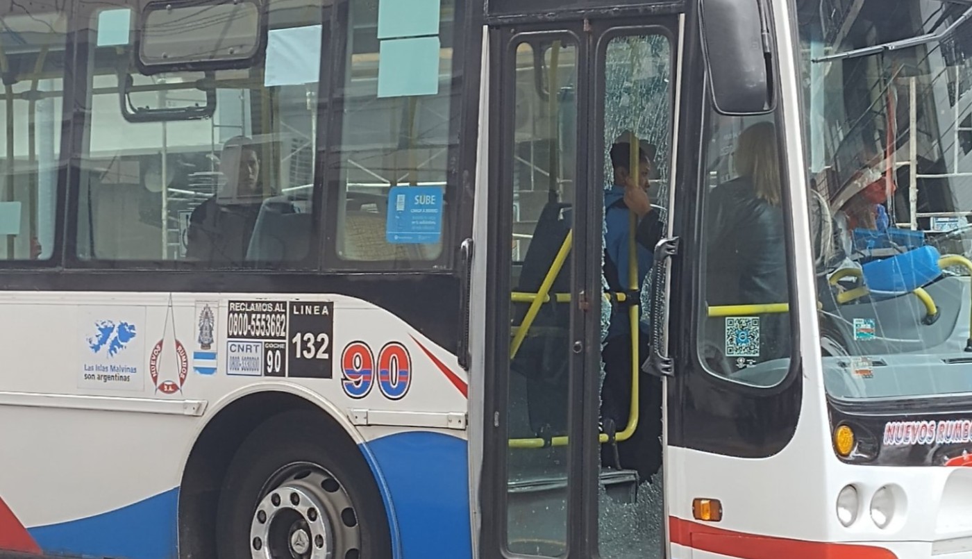 Flores: un motociclista arrojó una piedra a un colectivero | Información General