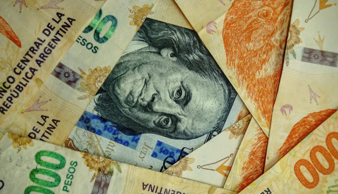 Fuerte caída del dólar: perforó el piso de los $1.200 | Política y Economía