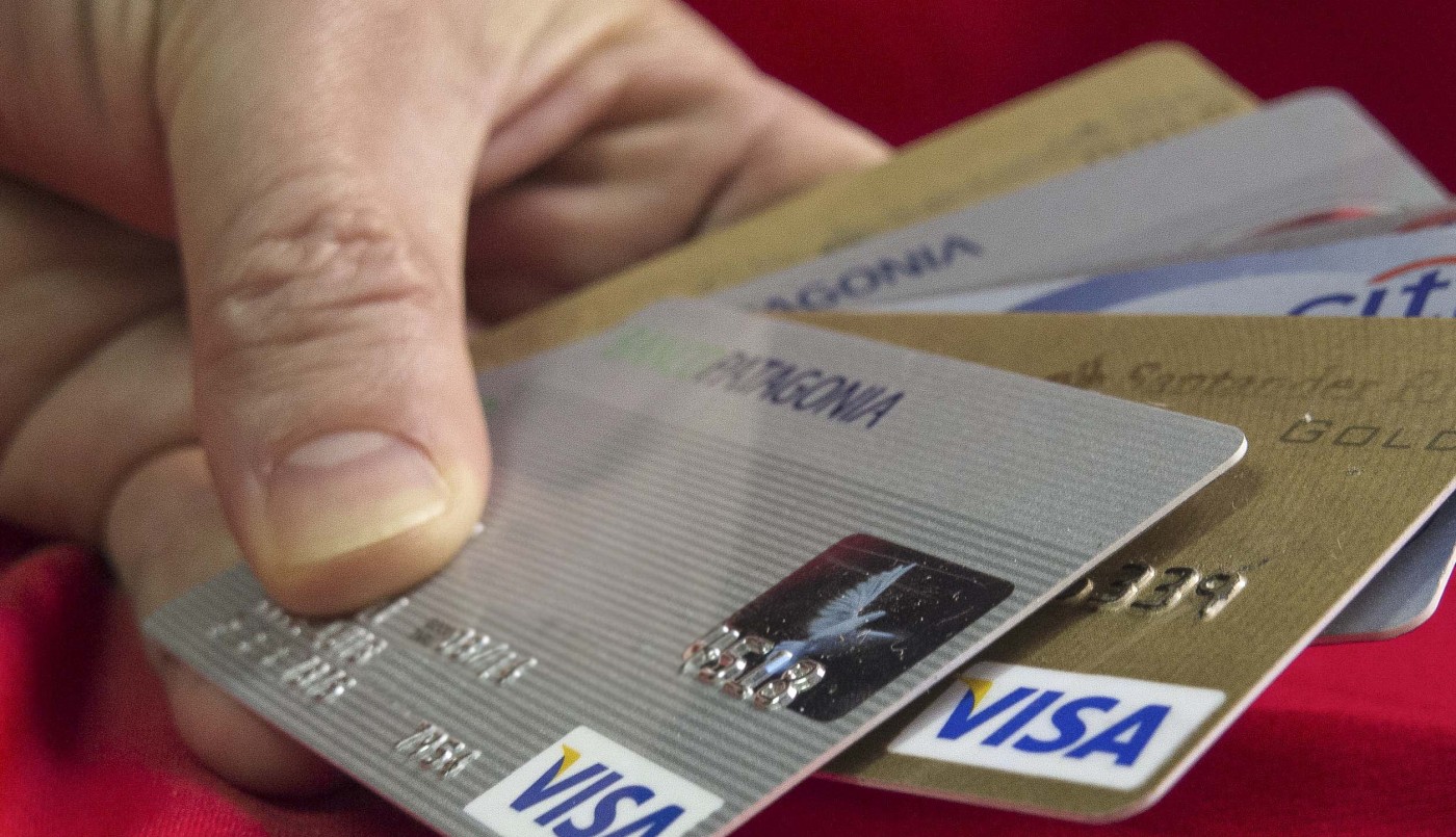 Le robó las tarjetas al abuelo de su amiga e hizo compras por $250 mil | Información General