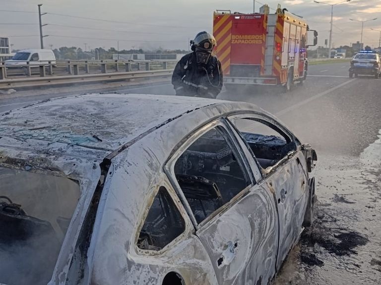Un auto se incendió en Circunvalación y fue consumido por las llamas | Rosario y la región