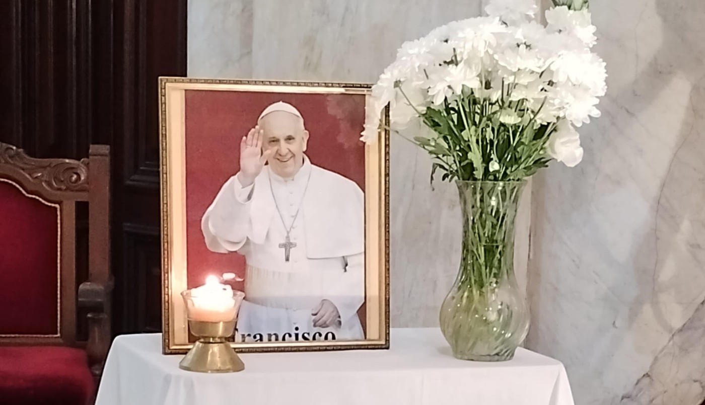 Rosario en duelo por el Papa Francisco: misa en la catedral y escuelas parroquiales suspenden actividades | Rosario y la región