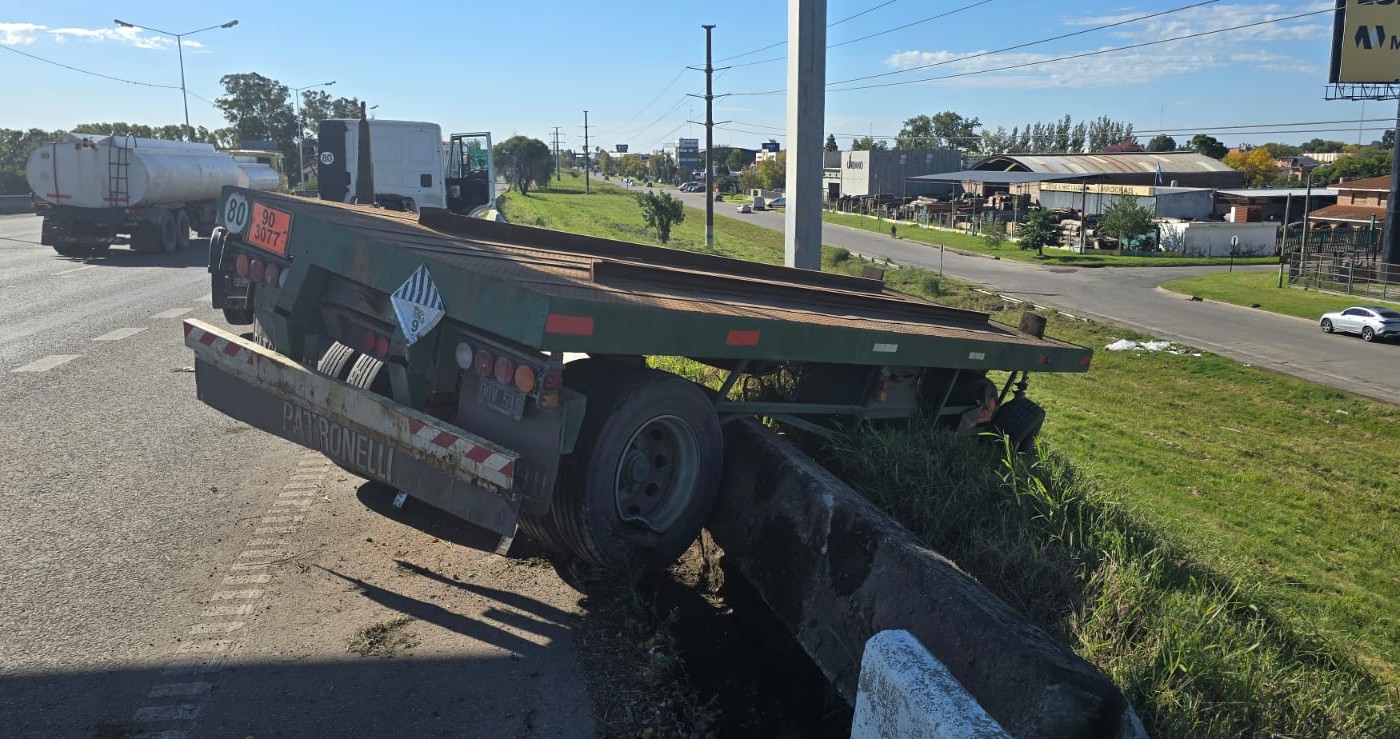 Siniestro en Av. Circunvalación: un acoplado se desenganchó del camión que lo remolcaba | Rosario y la región