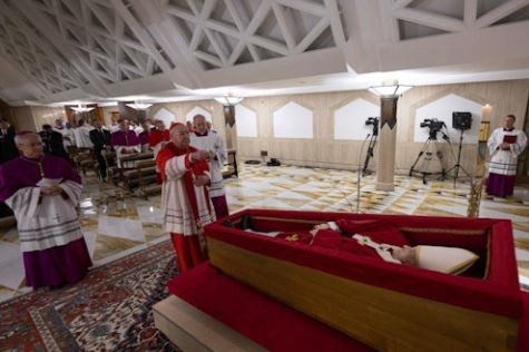 El Vaticano difundió las primeras imágenes del féretro del papa Francisco | Internacionales