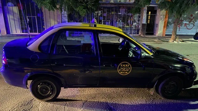 Un taxista se quedó dormido y fue apartado del servicio por sospecha de alcohol al volante | Rosario y la región