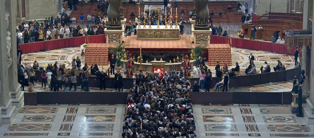 Casi 20.000 fieles despiden al papa Francisco en inicio de capilla ardiente | Internacionales