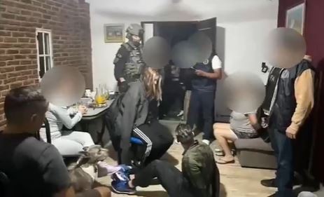 Tenía un polígono de tiro clandestino en su vivienda y fue detenido | Información General