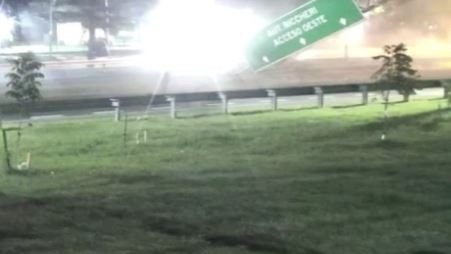 Brutal choque en General Paz: una camioneta chocó contra un cartel y lo derribó | Información General