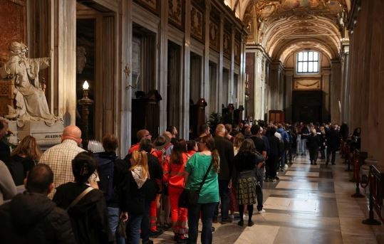 Adiós a Francisco: miles de fieles de todo el mundo visitan su sepulcro en Roma | Internacionales