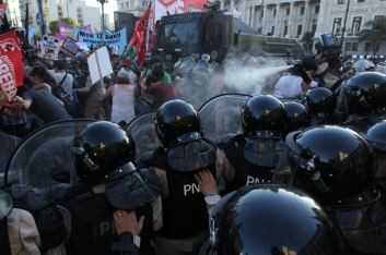 Amnistía Internacional denunció recortes, cierres de programas y mayor represión en la gestión de Milei | Política y Economía