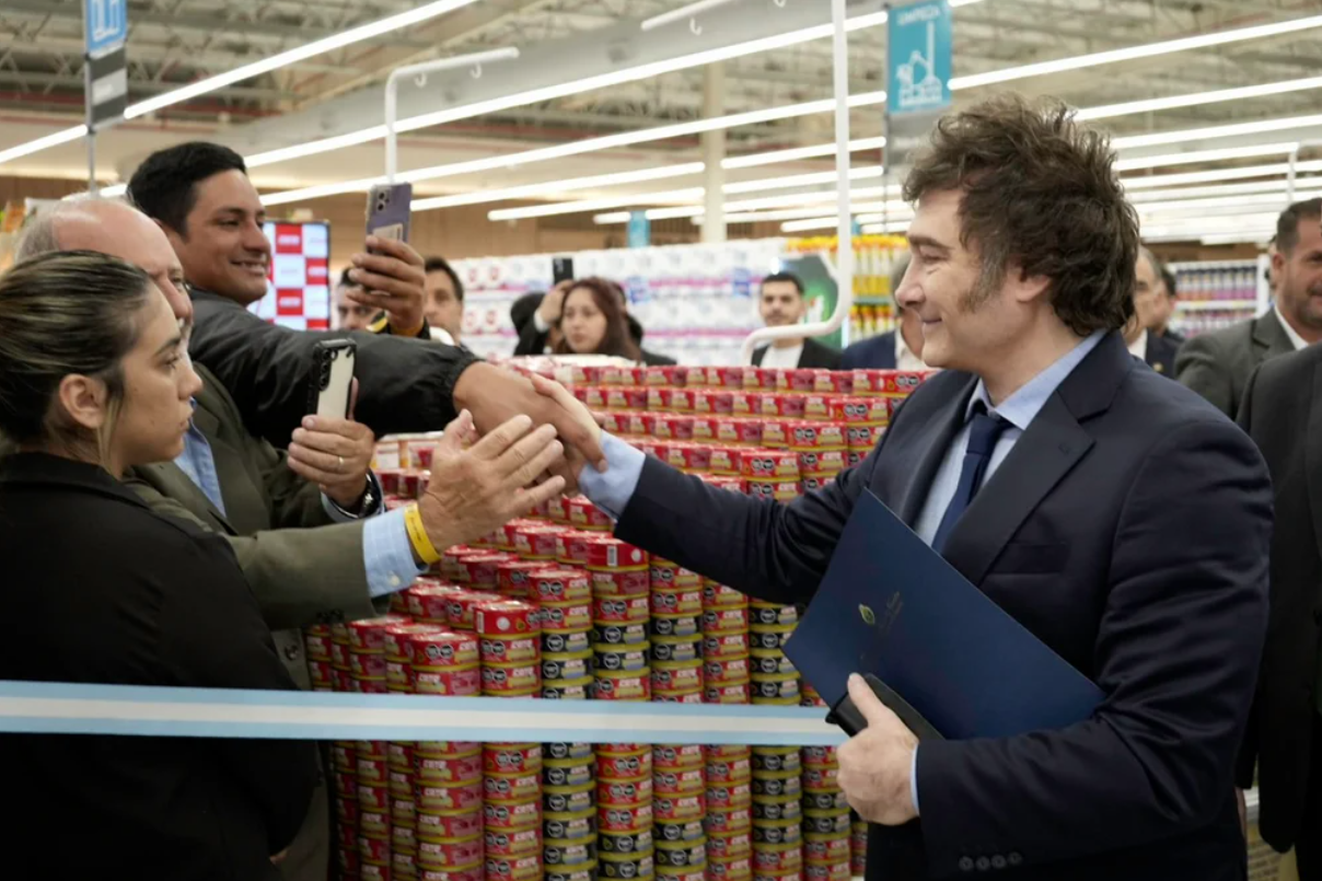 Informe privado: en la era Milei el consumo en mayoristas cayó 22% y en supermercados 8% | Política y Economía