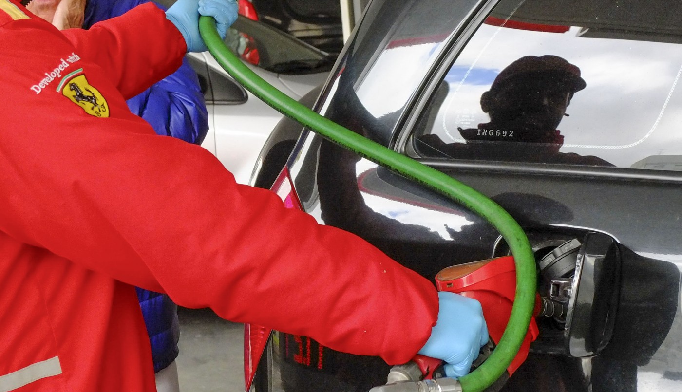 Luego de YPF, otras dos petroleras bajaron los precios de los combustibles | Información General