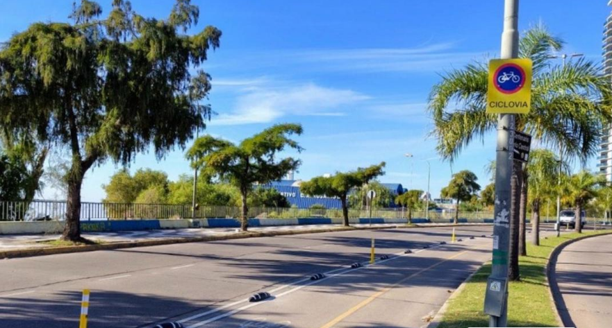 Refuerzan la seguridad en la ciclovía Ribera Norte con nuevos separadores en zonas de riesgo | Rosario y la región
