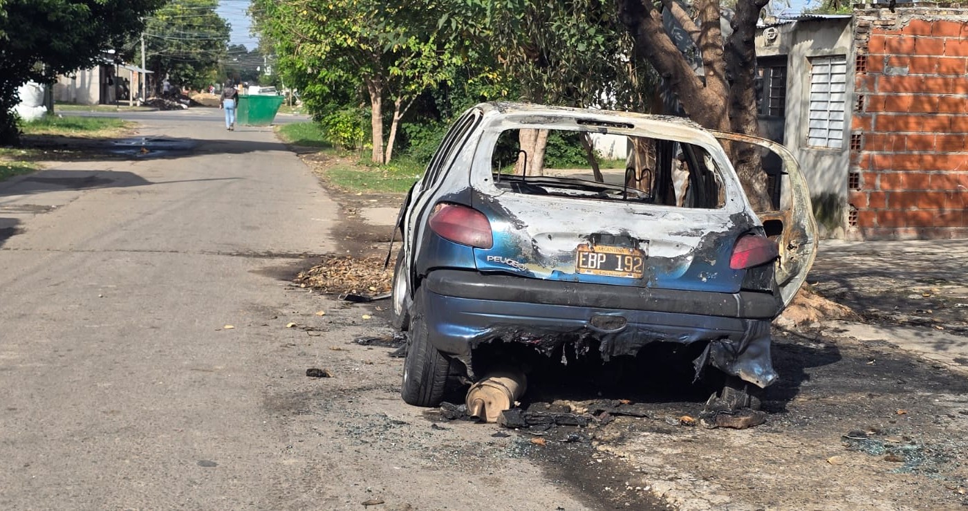 Un incendio consumió por completo un auto estacionado | Rosario y la región