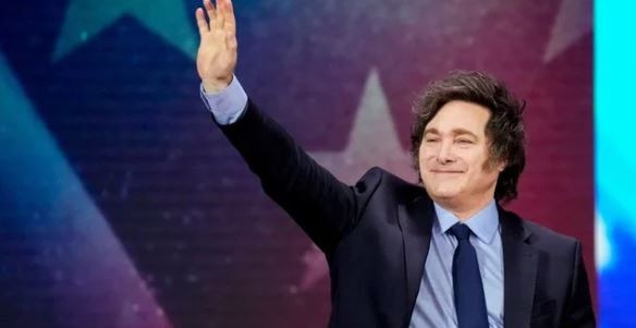 Javier Milei se sube a los escenarios con una obra de caridad acompañado por sus "rubias voluptuosas" | Política y Economía