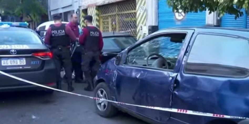 Un conductor alcoholizado perdió el control de su auto, chocó a otro que estaba estacionado y volcó | Información General