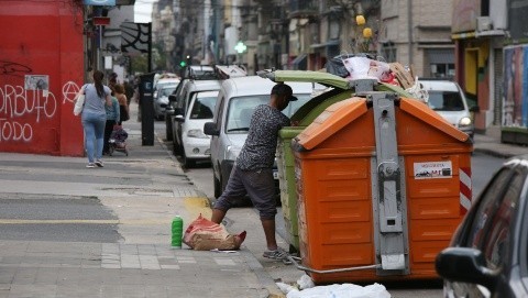 El cartón ya no es negocio y se acumula en los contenedores de Rosario | Rosario y la región