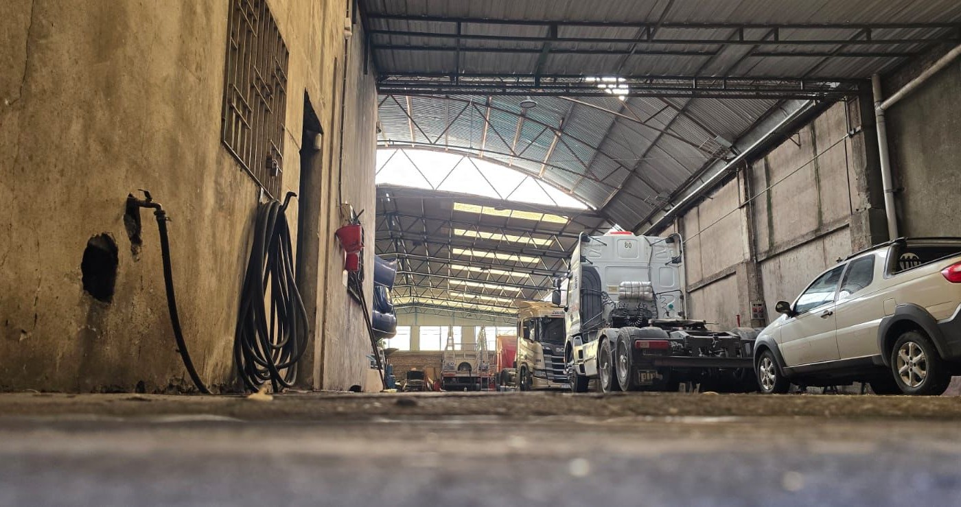 Falló el gato hidráulico y quedó atrapado debajo del camión | Rosario y la región