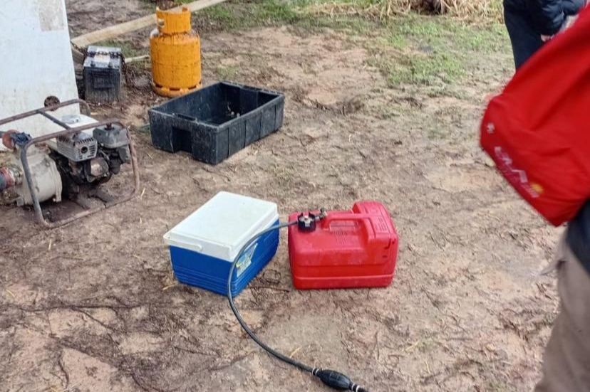 Búsqueda de los pescadores desaparecidos: encontraron una conservadora y un tanque de combustible | Rosario y la región