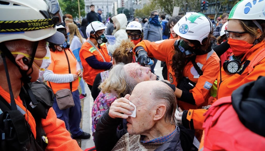 Nuevas corridas y tensión en la manifestación de jubilados frente al Congreso | Información General