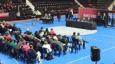Tensa Asamblea en Newell's: los socios rechazaron el presupuesto y hubo cruces con Astore | Deportes