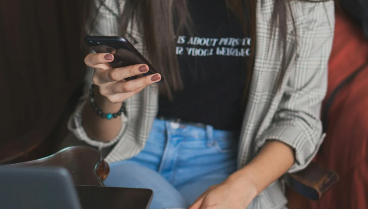 Ordenan bloquear un sitio web que genera imágenes íntimas falsas con Inteligencia Artificial | Información General