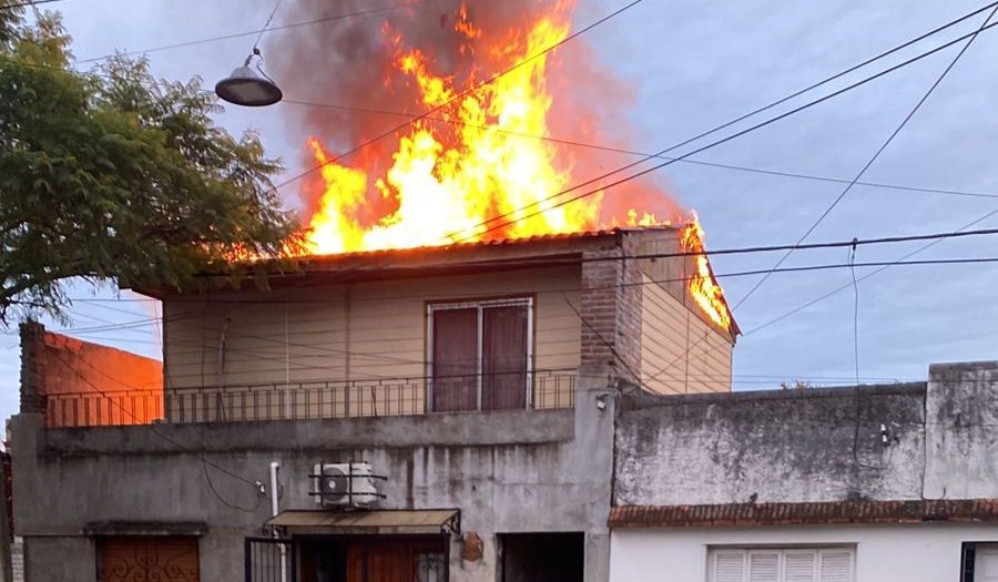 Se estaba bañando, explotó el calefón y su casa se incendió en minutos | Rosario y la región