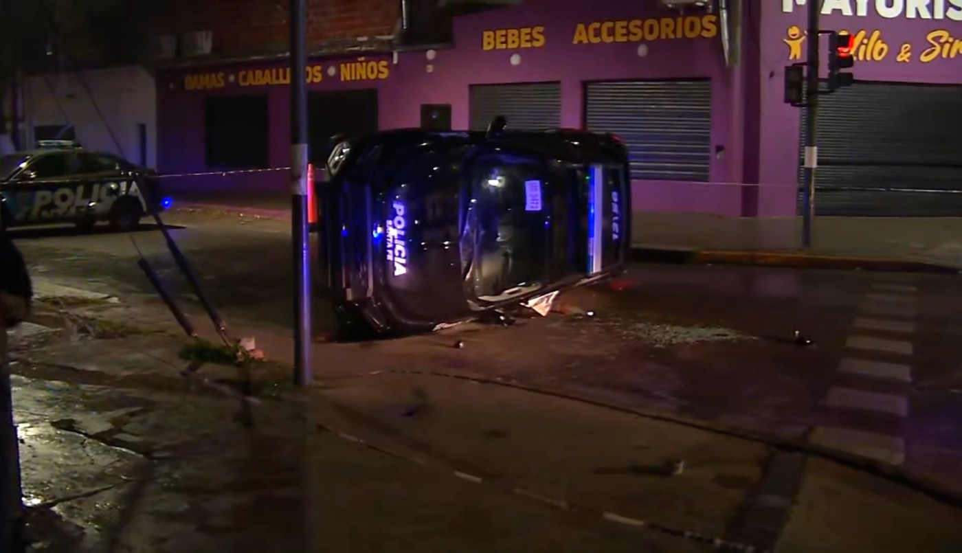Volcó un patrullero tras un fuerte choque entre las calles Godoy y Felipe Moré | Rosario y la región