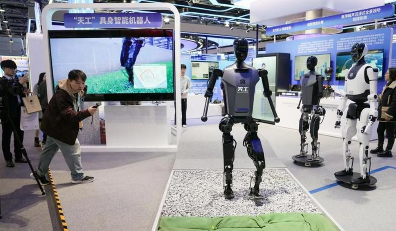 Robots humanoides chinos ya realizan tareas propias de los empleados de comercio | Internacionales