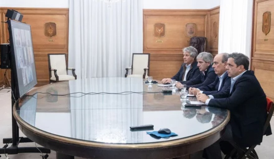 Francos y Caputo mantuvieron una reunión con gobernadores para sumarlos al plan del "dólar colchón" | Política y Economía