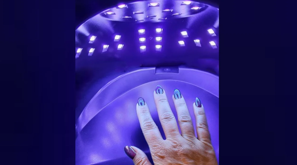 Investigadores del CONICET omprobaron que las lámparas de secado de esmalte de uñas modifican las moléculas de la piel | Información General