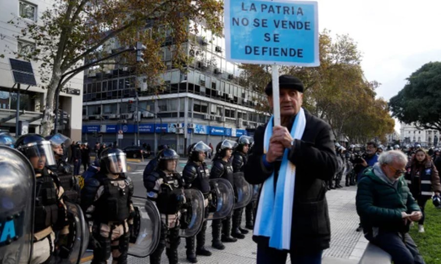 Tensión y gases lacrimógenos durante una nueva marcha de jubilados en el Congreso | Política y Economía