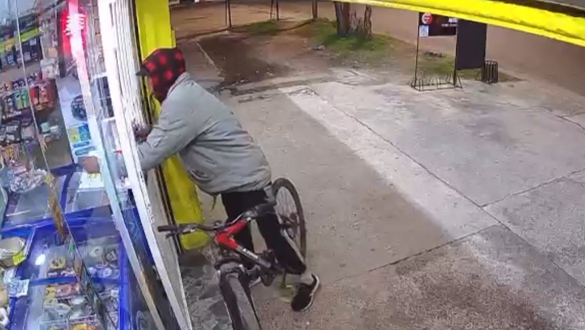 “Traé la plata o te doy un tiro”: intentó robar un minimarket con un arma y terminó detenido | Rosario y la región