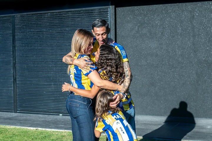 Di María y su familia, un regreso de corazón: “Qué alegría tan grande cumplir nuestro sueño” | Deportes