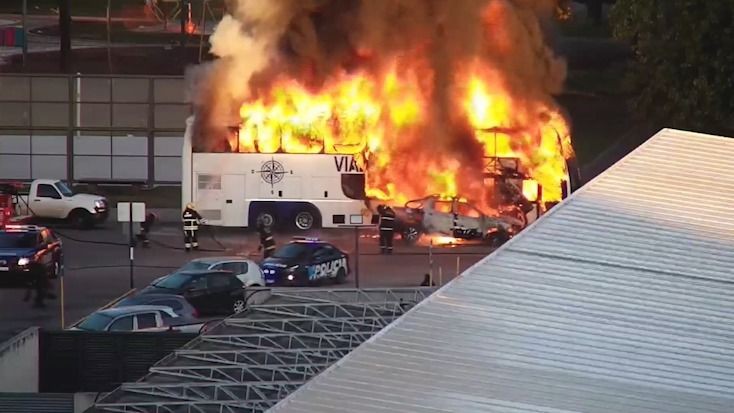Voraz incendio frente a la Terminal: un patrullero y un colectivo fueron consumidos por el fuego | Rosario y la región