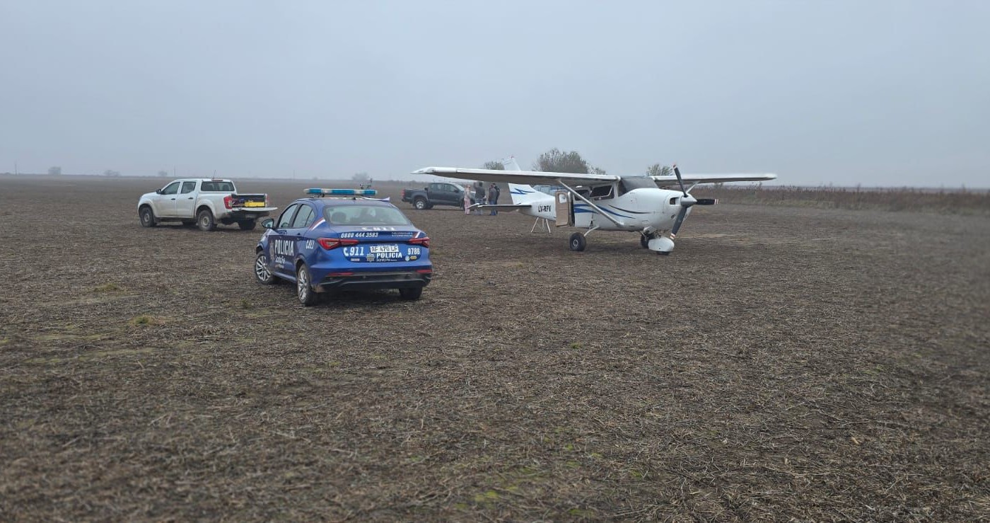 Detuvieron a dos hombres que abandonaron una avioneta con antena Starlink y huyeron a pie | Rosario y la región