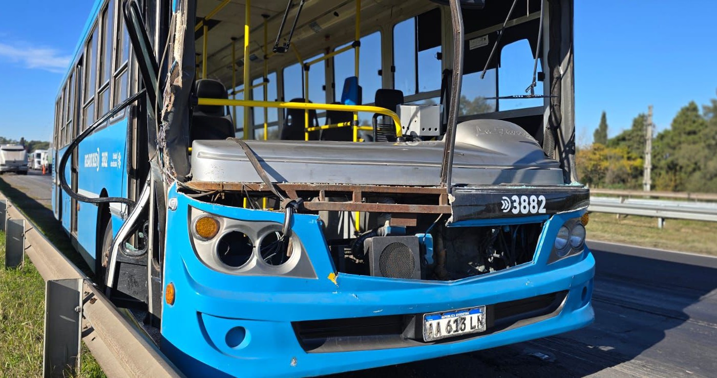 Violento choque entre un colectivo y un camión en la autopista a Santa Fe | Rosario y la región