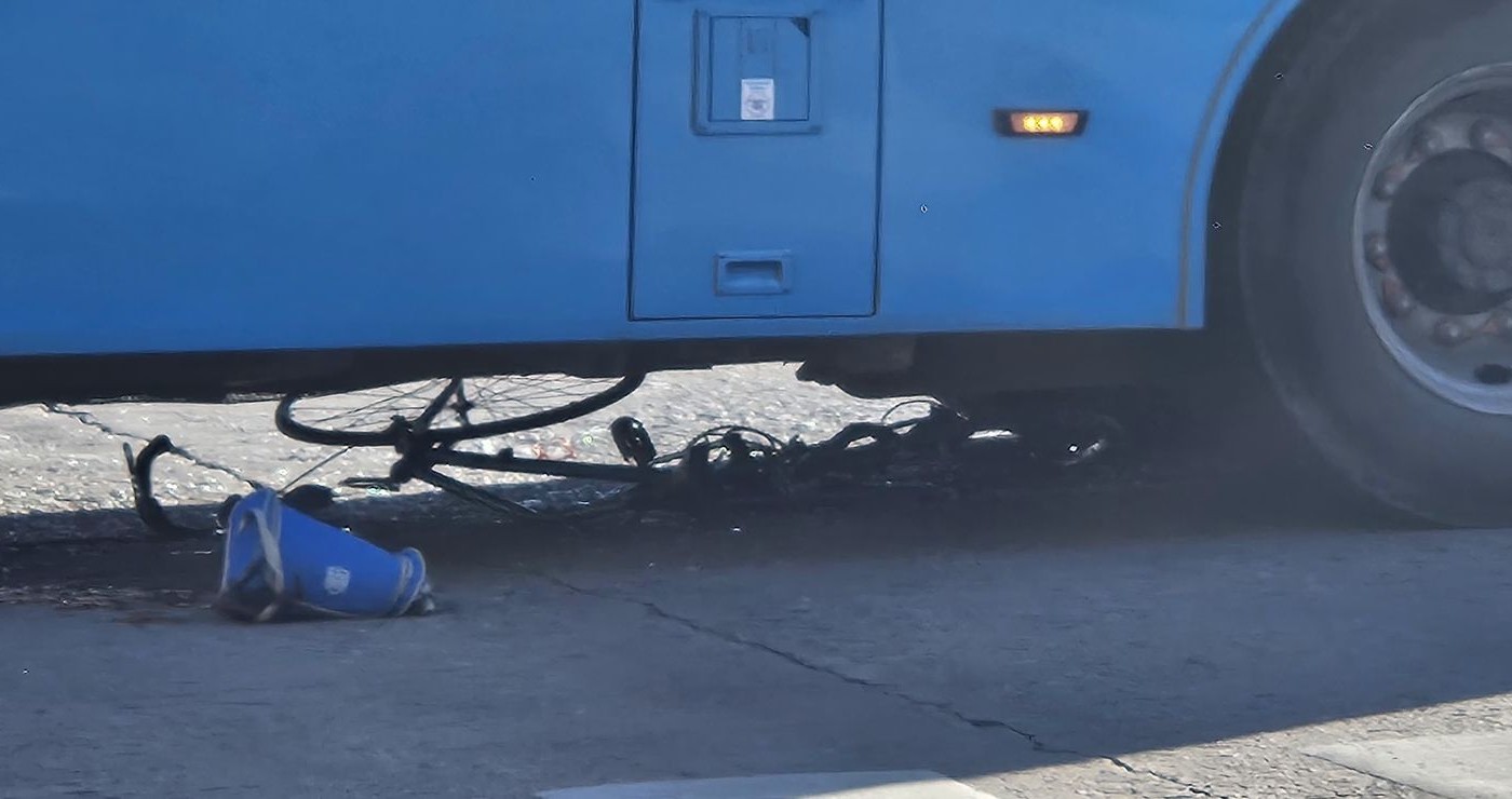 Grave siniestro vial: un ciclista está en estado crítico tras ser embestido por un colectivo | Rosario y la región