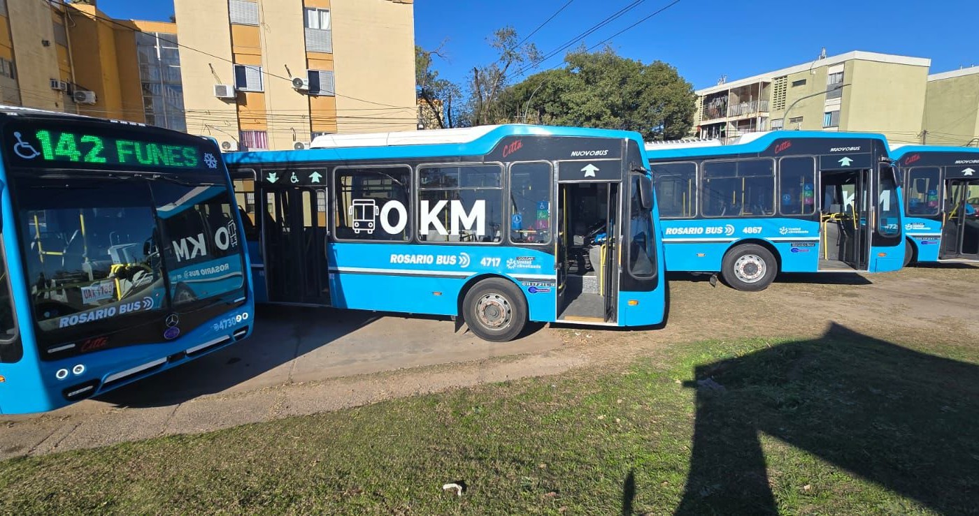 Rosario renueva su transporte: veinte colectivos de la línea 142 ya recorren la ciudad | Rosario y la región