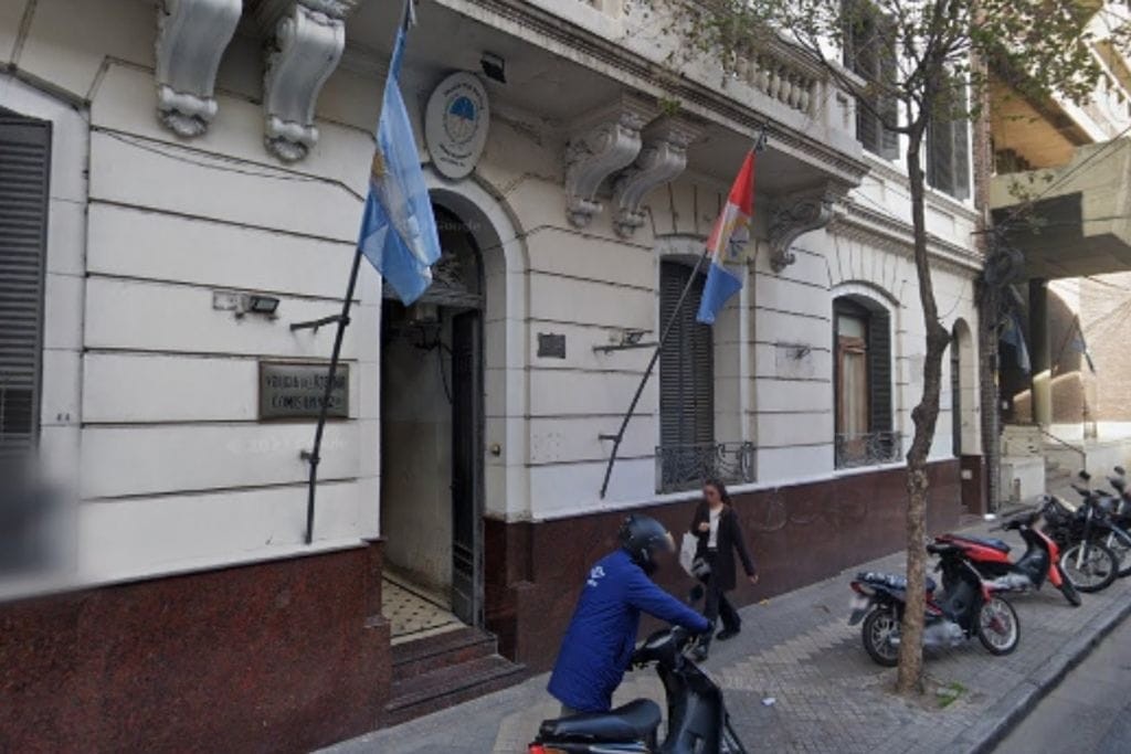 Cinco policías fueron imputados por golpear a un hombre esposado y a un menor en una comisaría de Rosario | Rosario y la región