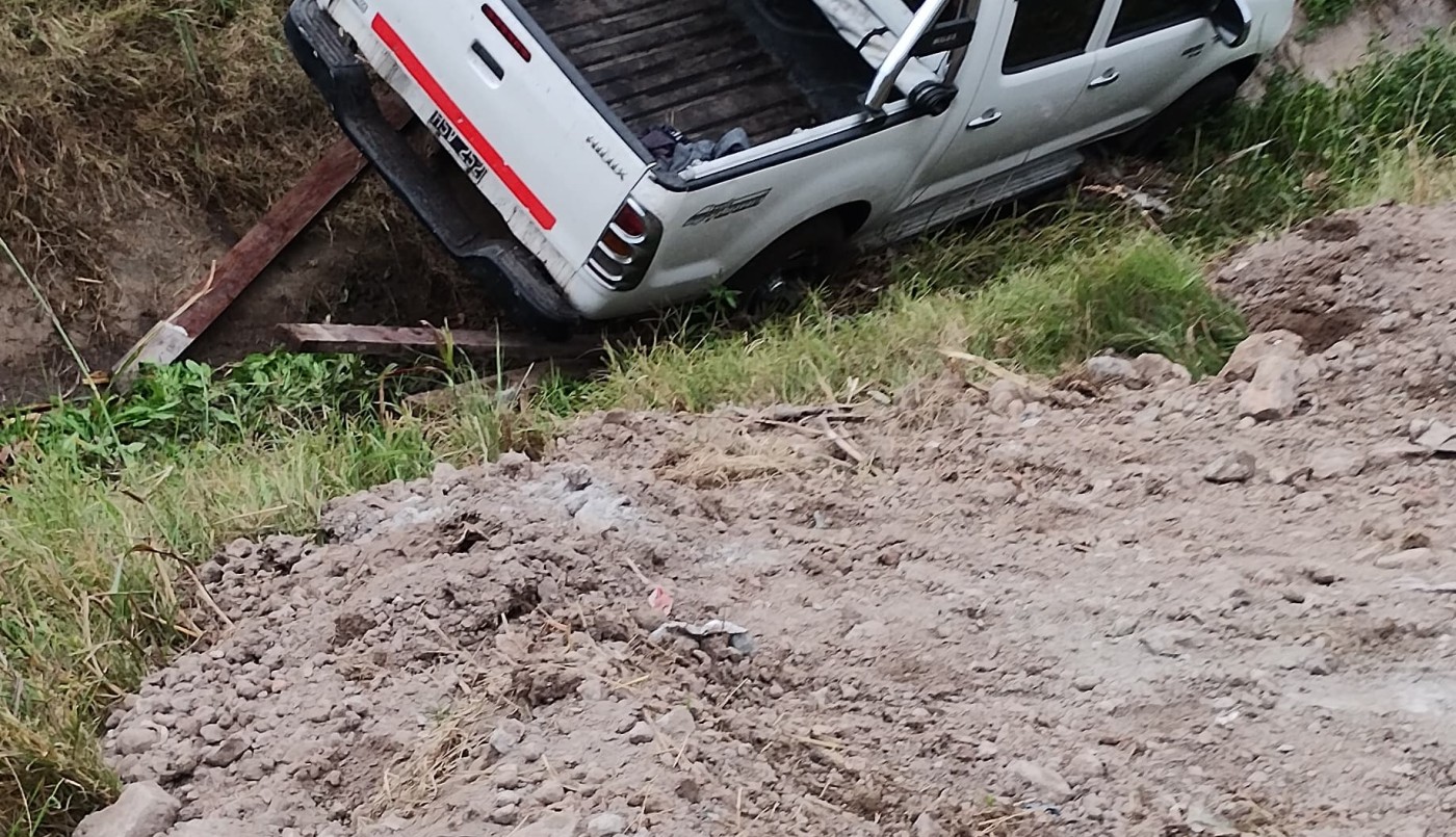 Se le soltó el freno de mano y terminó con la camioneta encajada en una zanja | Rosario y la región