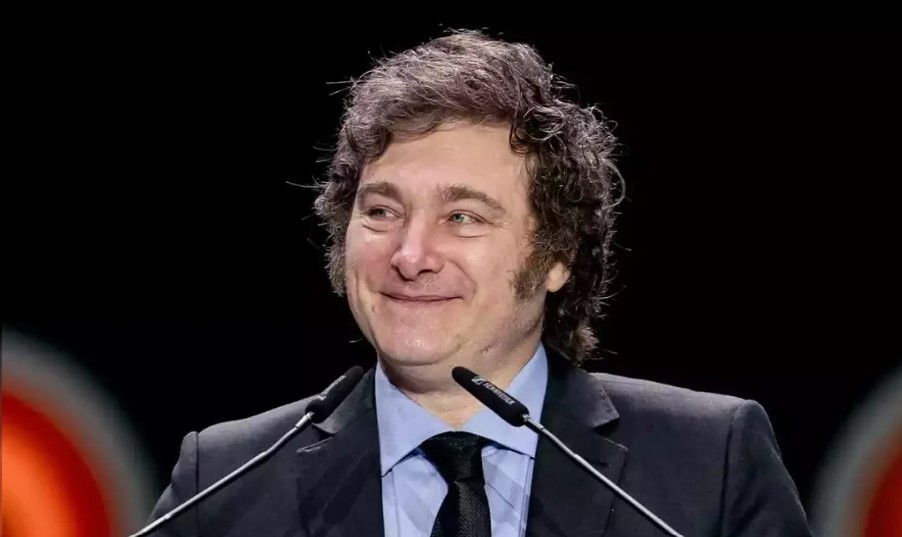 Javier Milei vuelve al país y prepara la firma de una batería de decretos clave | Política y Economía