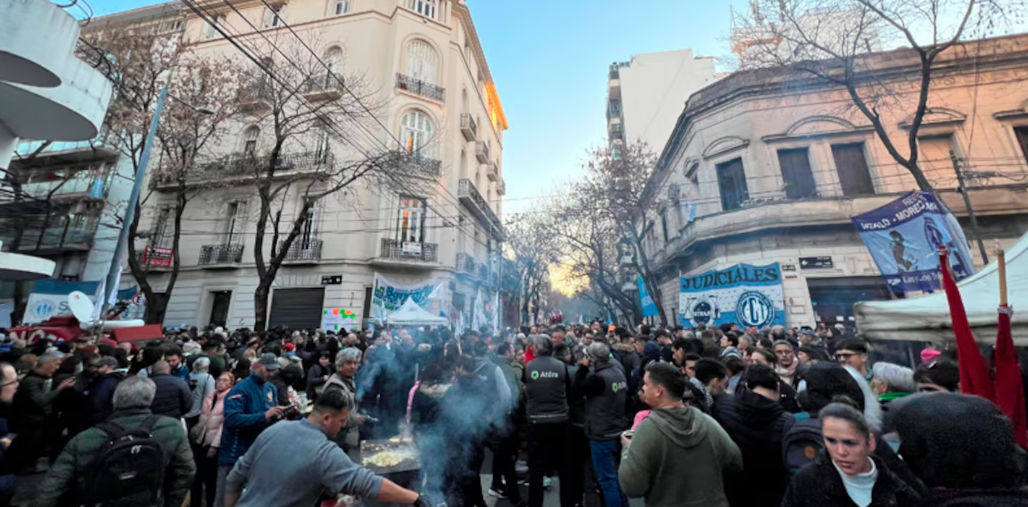 Desalojan a los militantes que acampaban frente al departamento de Cristina Kirchner | Información General