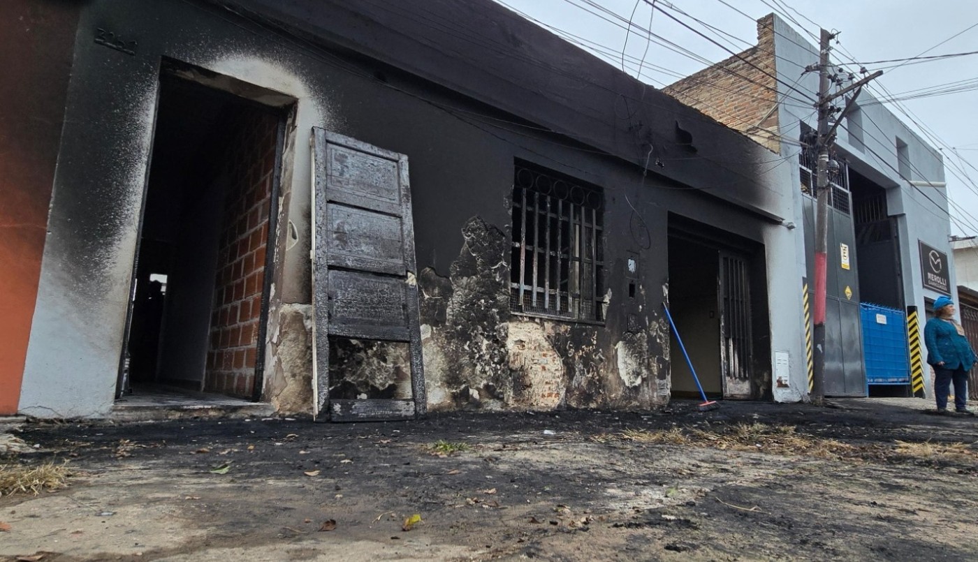 Ataque premeditado: incendiaron una casa en Rosario y sospechan del último inquilino | Rosario y la región