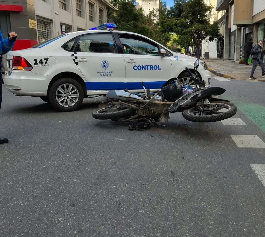 Siniestro vial entre una moto y un auto en la esquina de Catamarca y Paraguay | Rosario y la región