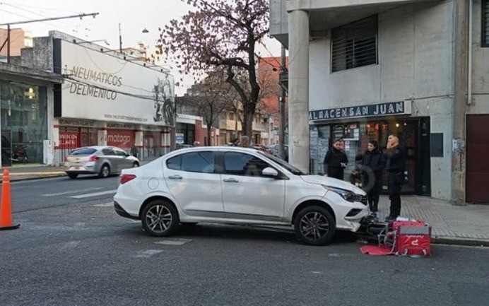 Un repartidor terminó hospitalizado tras un choque en Iriondo y San Juan | Rosario y la región