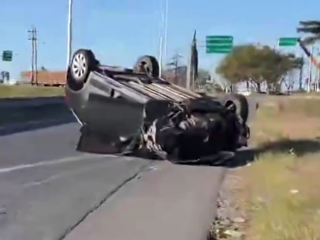 Vuelco en Circunvalación: un auto terminó dado vuelta en la zona oeste | Rosario y la región
