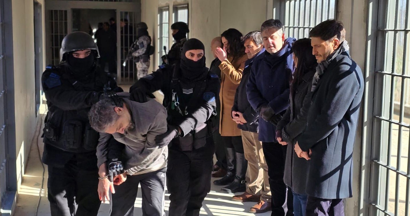 Comisarías sin presos: Pullaro supervisó el traslado de los detenidos a los pabellones | Rosario y la región