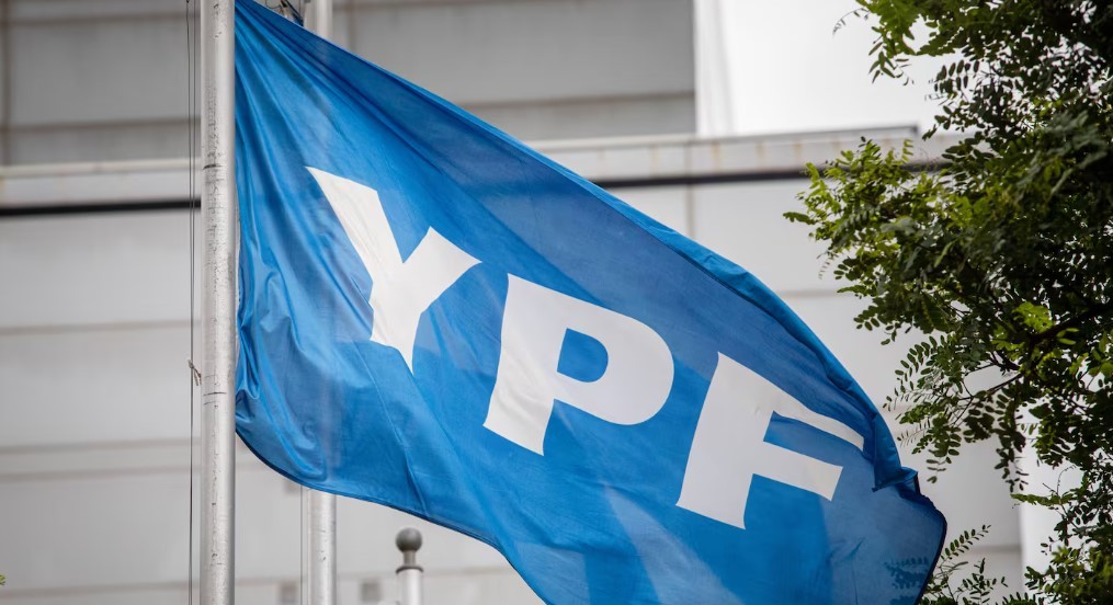 La Justicia de EE.UU. ordena a la Argentina entregar el 51% de las acciones de YPF | Política y Economía
