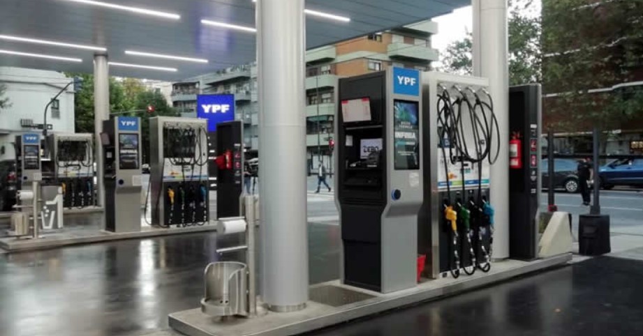 Aumenta 3,5% la nafta y el gasoil en YPF: en qué horario será más barato cargar combustible | Política y Economía